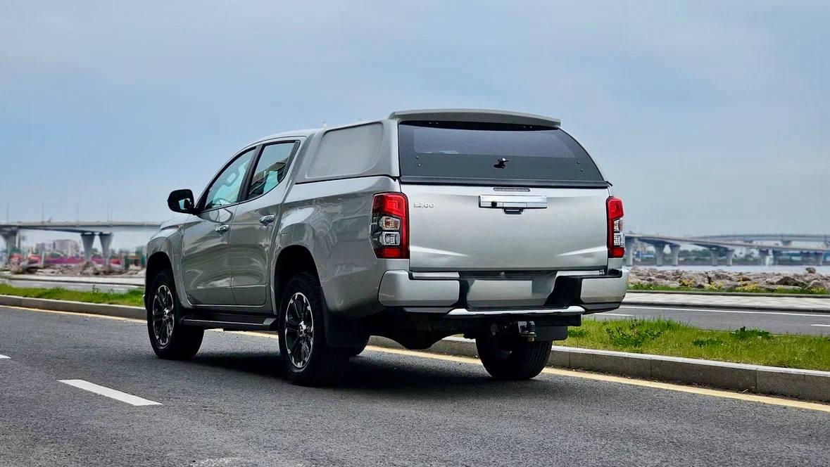 Mitsubishi L200 — вид сзади