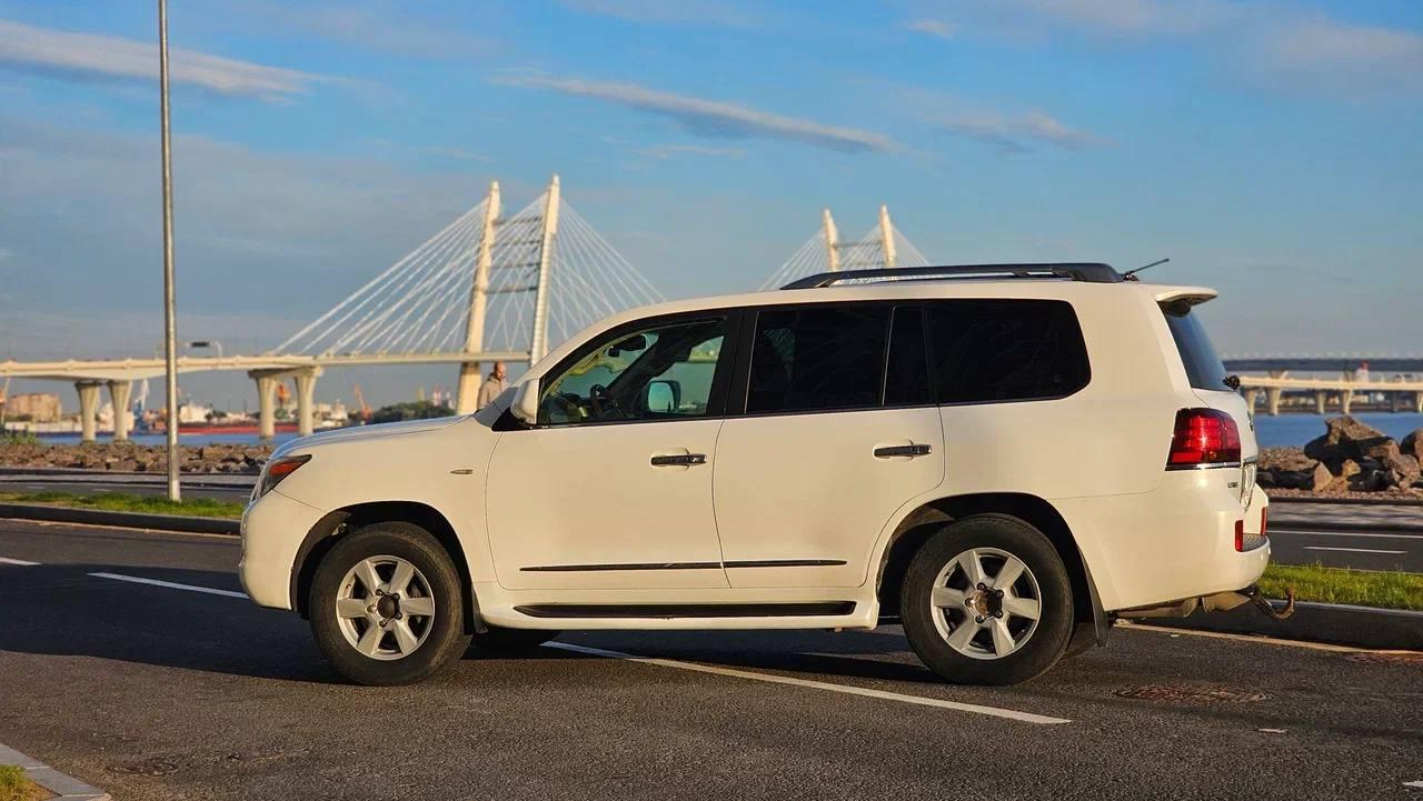 Lexus LX570 — вид сзади