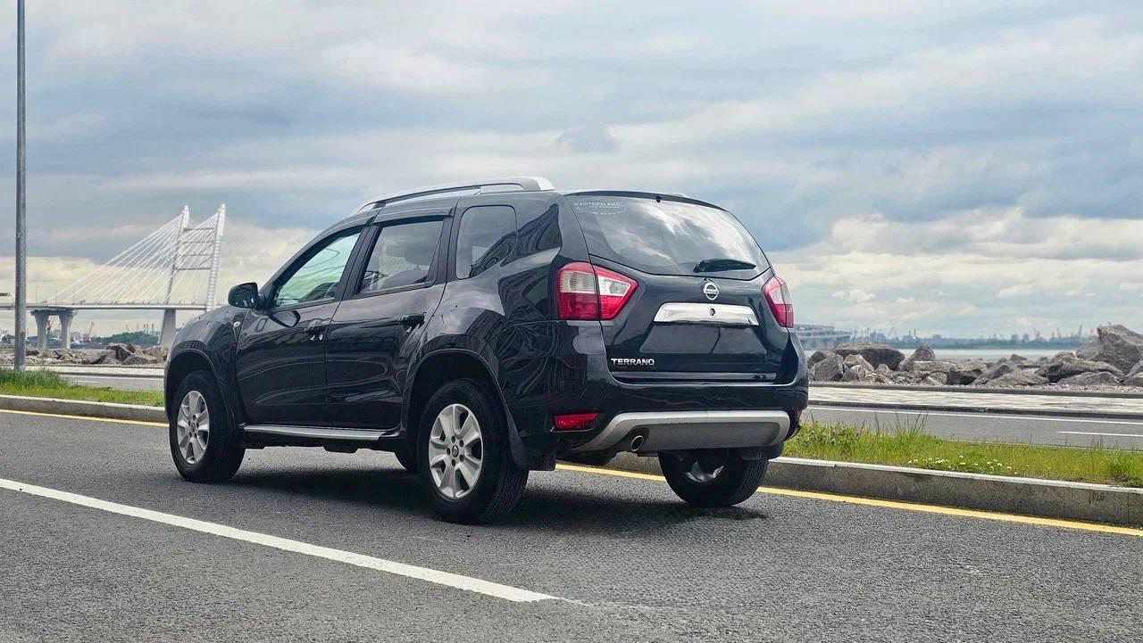 Nissan Terrano — вид сзади