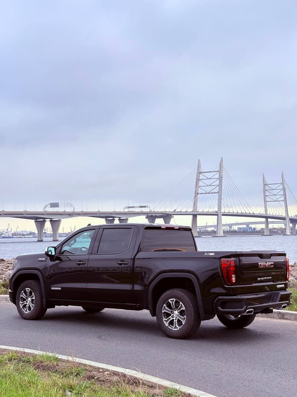 GMC Sierra — вид сзади